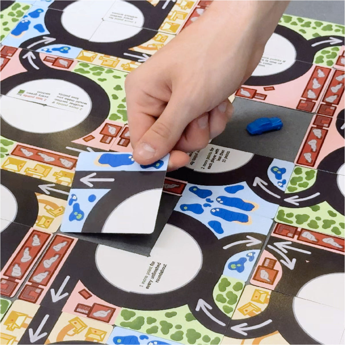 Roundabouts – Tile-Laying Card Game - arrows going the same direction completing the roundabout to scorepoints