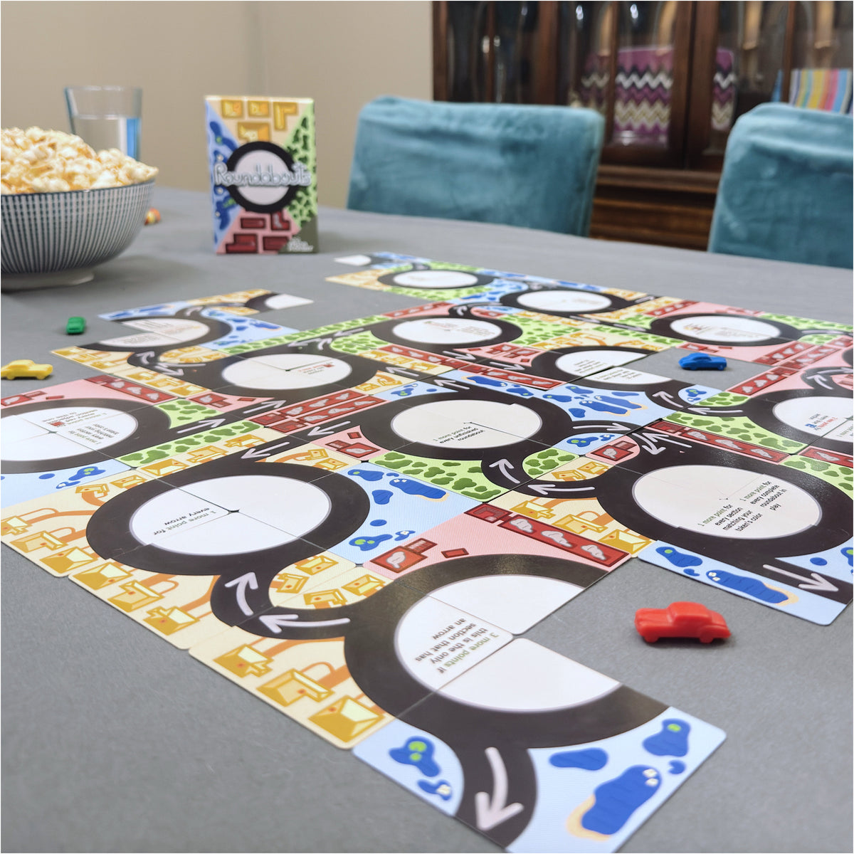 Roundabouts – Tile-Laying Card Game, gameplay of a game in progress